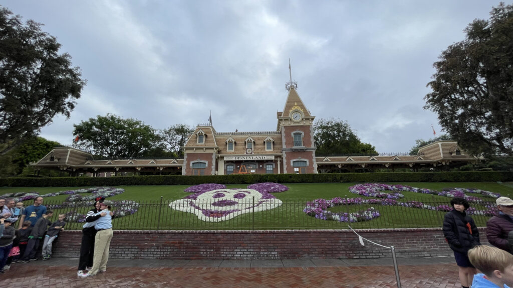 カリフォルニアディズニーランドエントランスの花壇